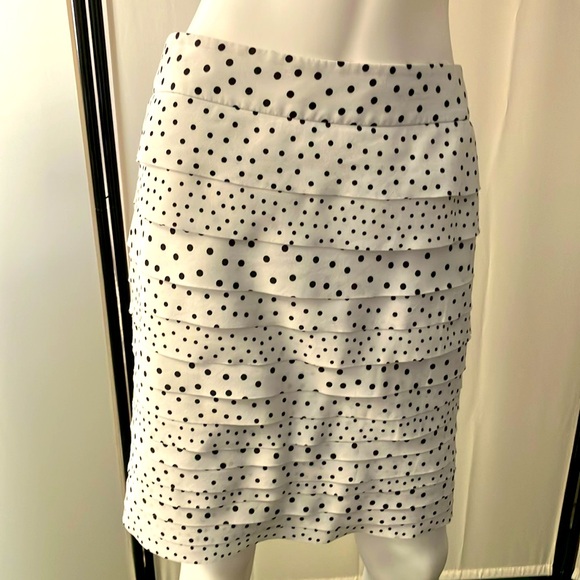 White House Black Market size 2 black and white  skirt - Picture 1 of 4